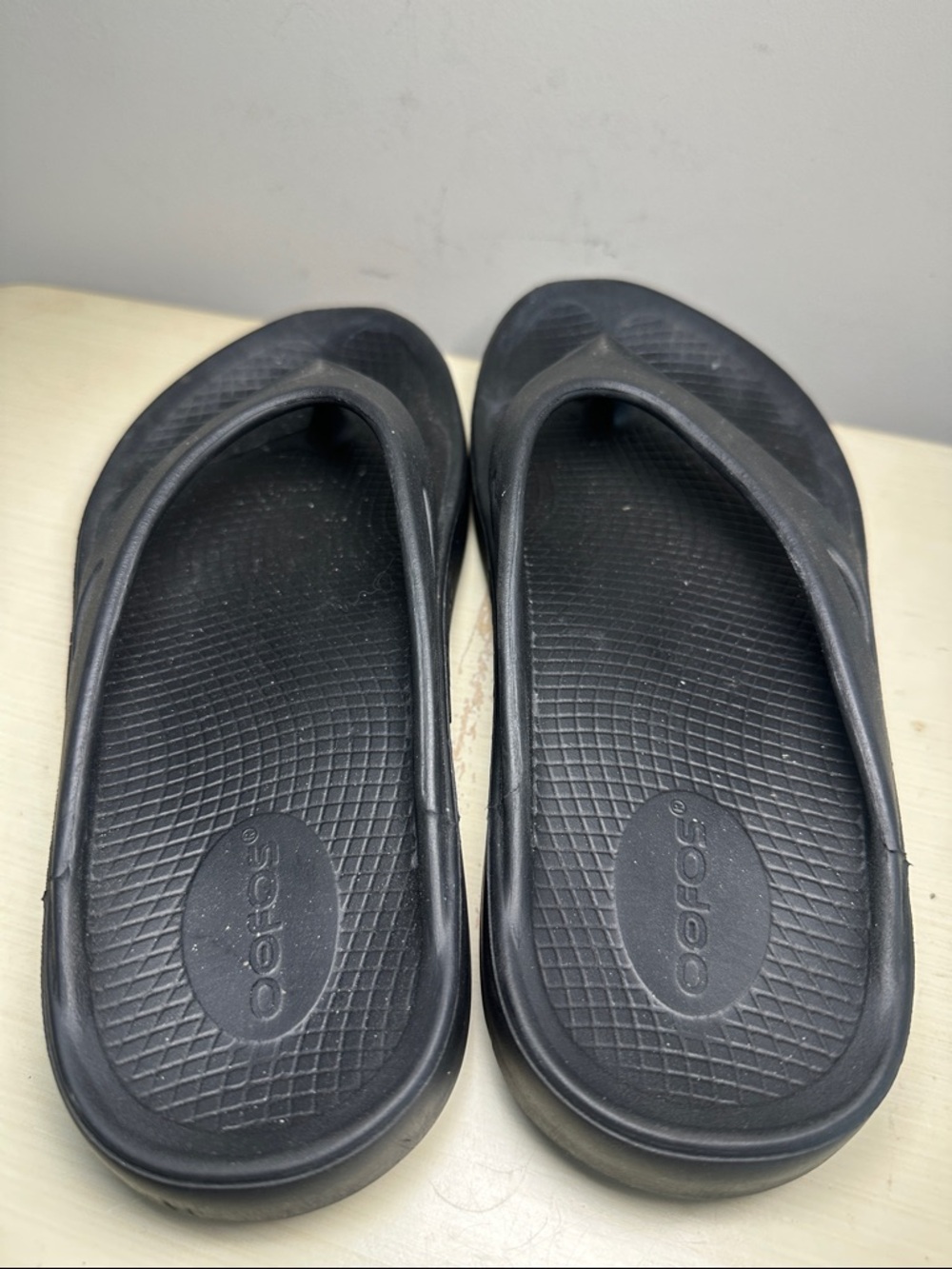 OOFOS Black Recovery Flip Sandals - Picture 2 of 7